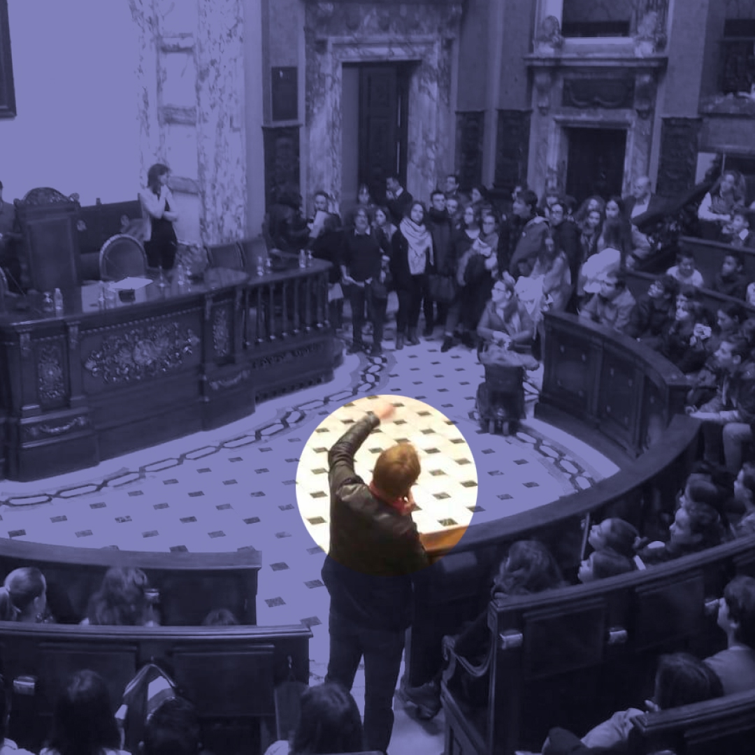 Agustí mostrando el Salón de plenos del Ayuntamiento de Valencia dentro del programa Ciudad educadora organizada por el Servicio de Educación del Ayuntamiento de Valencia.