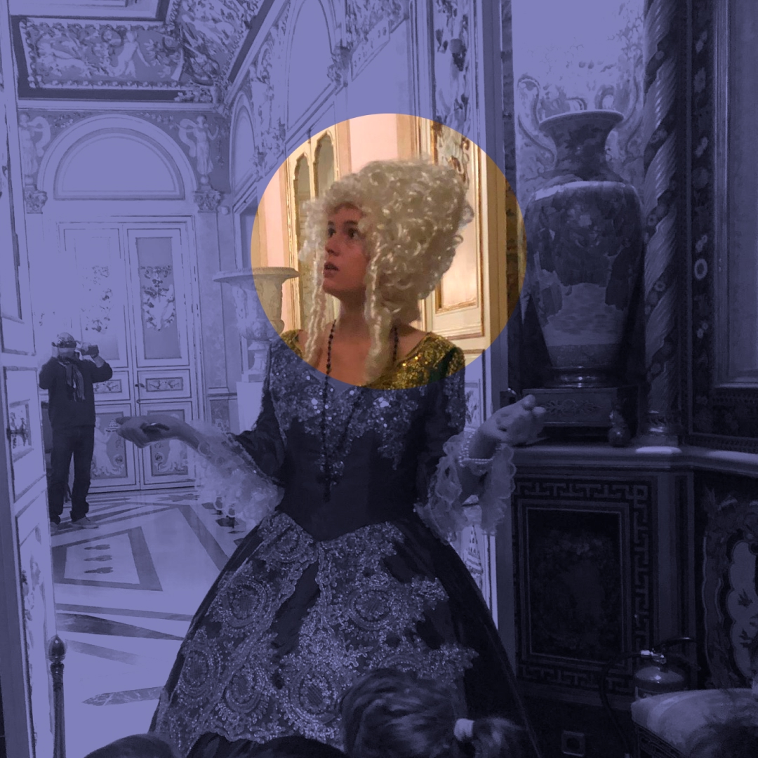 Aina en una visita teatralizada para público infantil en el Museo Nacional de Cerámica “González Martí”.