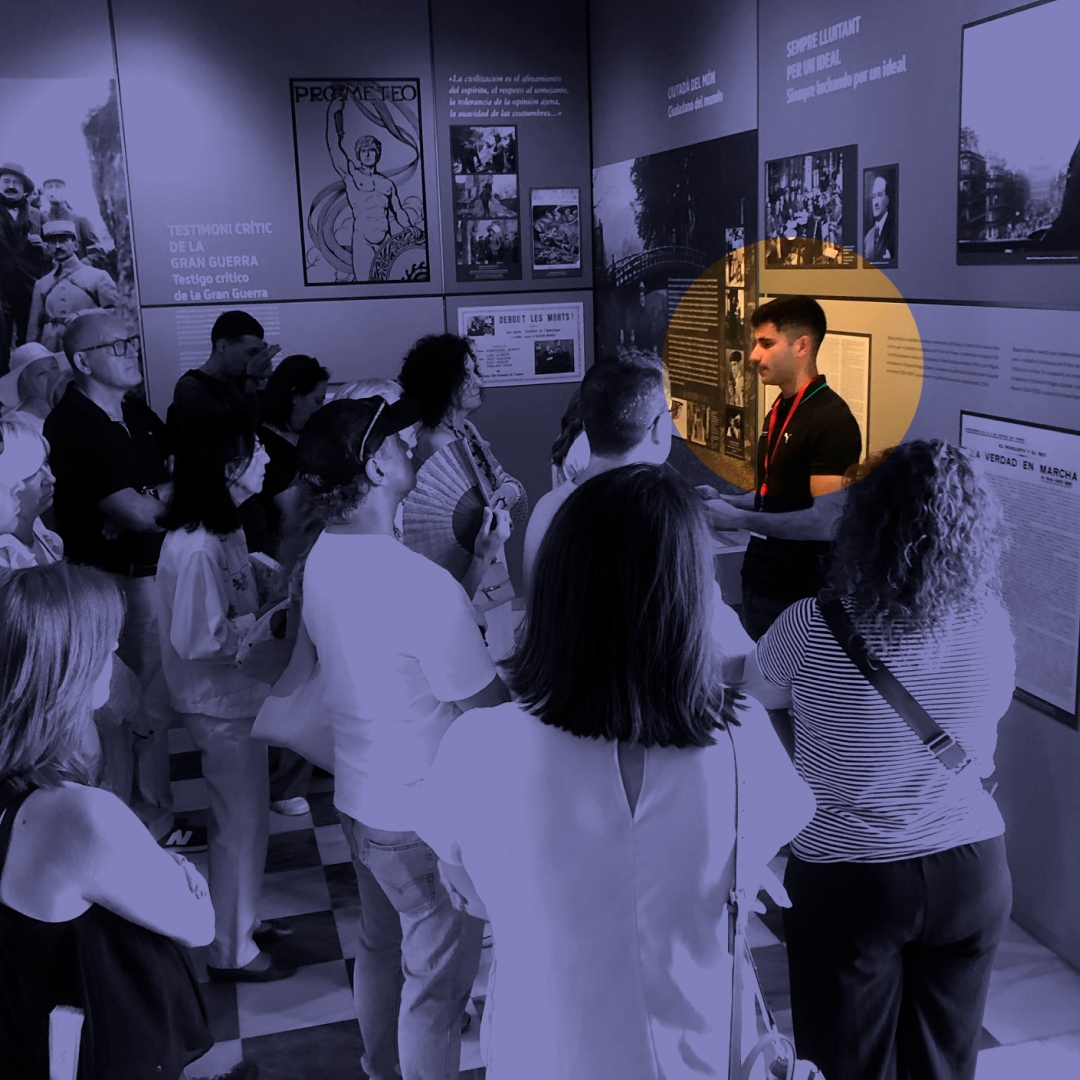 Alberto realizando una visita guida en la Casa Museo Blasco Ibañez