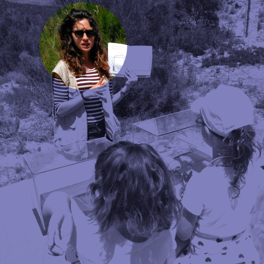 Asun dirigiendo una actividad sobre arqueología en el Caseillet