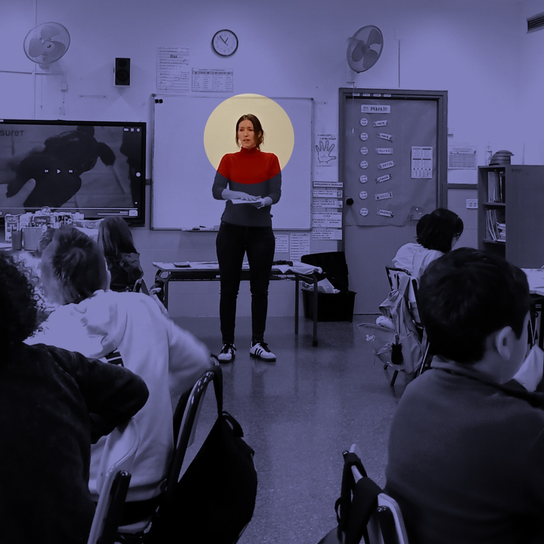 Irene durante la ejecución de una actividad de aula dentro del programa Educarte (Proyectos educativos. Ajuntament de València).