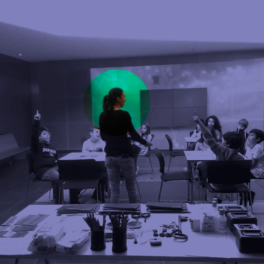 Raquel acompañando a un grupo de menores en un taller de investigación en el ARQUA (Museo Nacional de Arqueología Subacuática).
