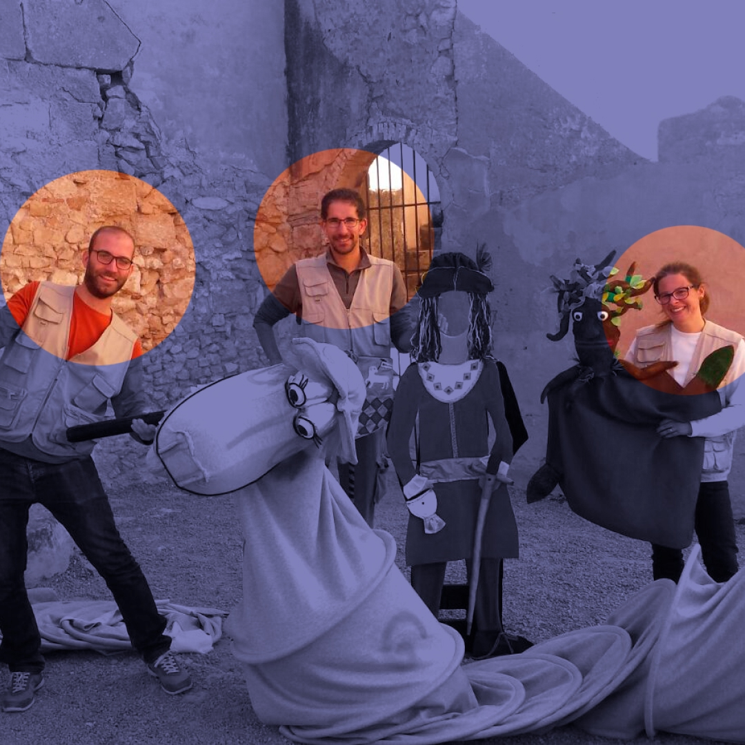Gemma, Vicente y Tono mostrando algunos recursos didácticos diseñados para las visitas escolares en el castillo de Benissanó.